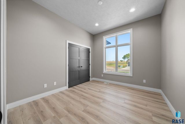 1101 N Scots Pine Dr Drive, Sioux Falls, SD 57110