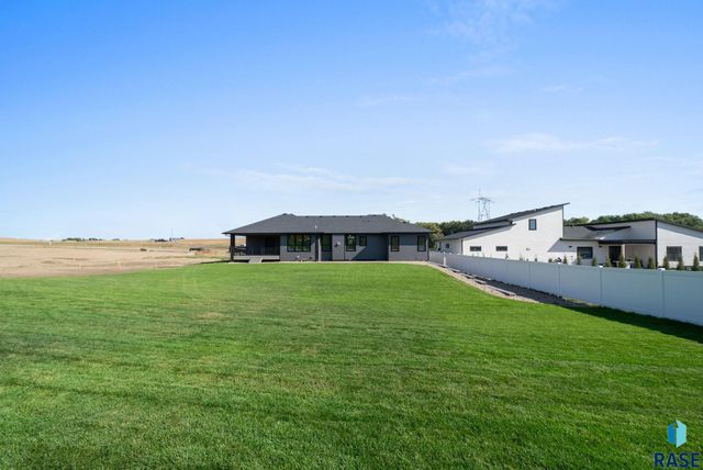 1101 N Scots Pine Dr Drive, Sioux Falls, SD 57110