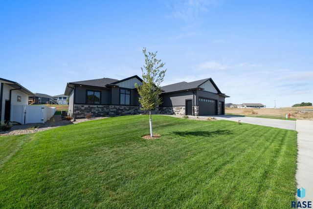 1101 N Scots Pine Dr Drive, Sioux Falls, SD 57110