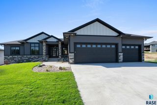 1101 N Scots Pine Dr Drive, Sioux Falls, SD 57110