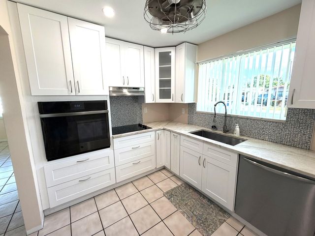 8881 NW 11th Street, Pembroke Pines, FL 33024