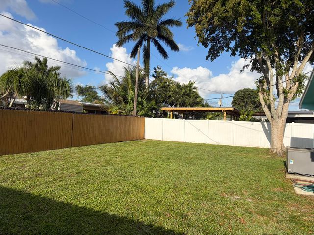 8881 NW 11th Street, Pembroke Pines, FL 33024