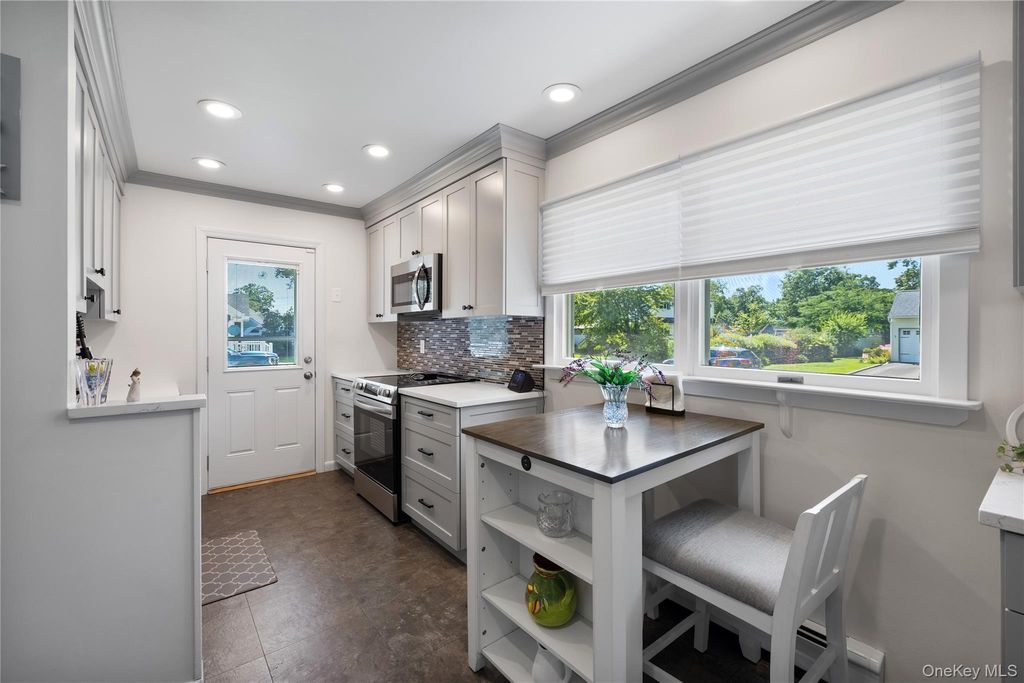 13 Westwood Drive, North Babylon, NY 11703 — photo 3