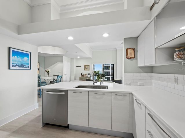 205 GOLDEN GATE POINT 401, Sarasota, FL 34236