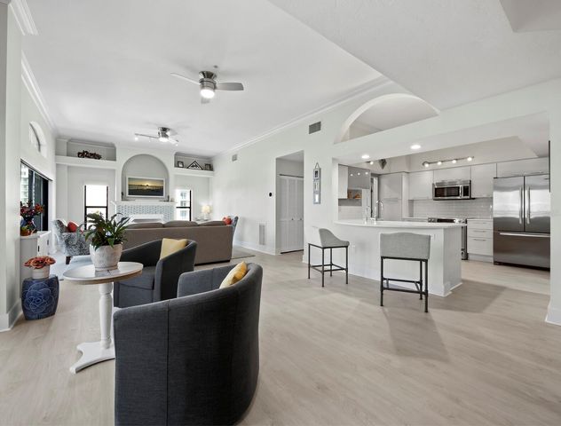 205 GOLDEN GATE POINT 401, Sarasota, FL 34236