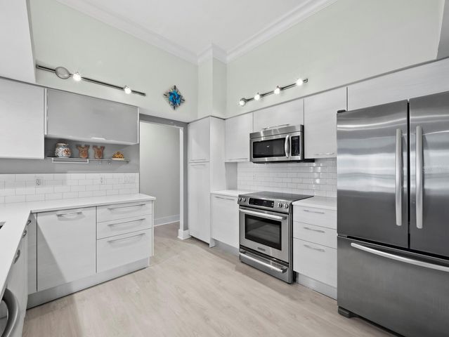 205 GOLDEN GATE POINT 401, Sarasota, FL 34236