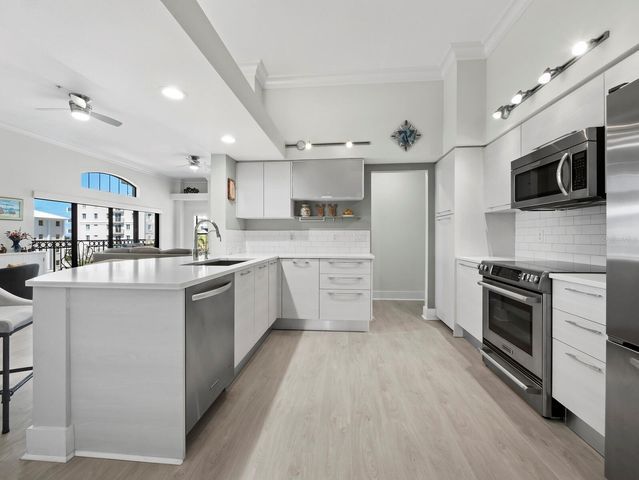 205 GOLDEN GATE POINT 401, Sarasota, FL 34236