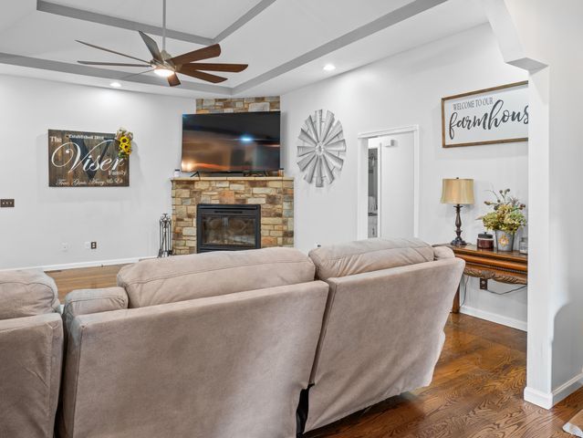 1199 N Sha-Ree Lane, Bolivar, MO 65613