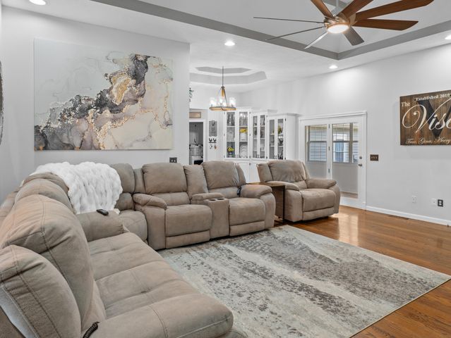 1199 N Sha-Ree Lane, Bolivar, MO 65613