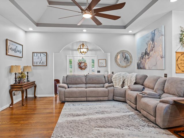 1199 N Sha-Ree Lane, Bolivar, MO 65613