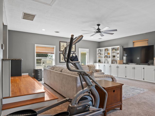 1199 N Sha-Ree Lane, Bolivar, MO 65613