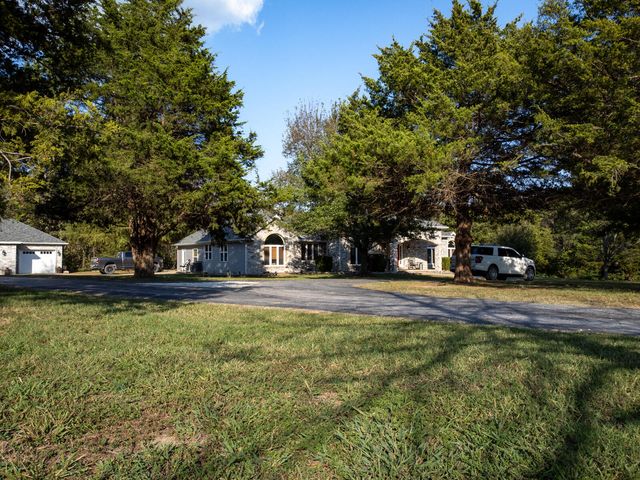 1199 N Sha-Ree Lane, Bolivar, MO 65613