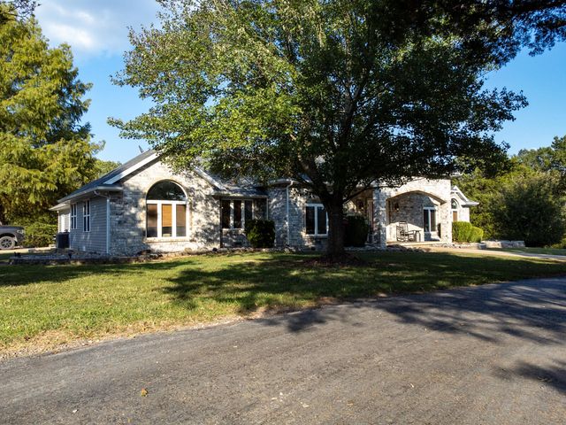 1199 N Sha-Ree Lane, Bolivar, MO 65613