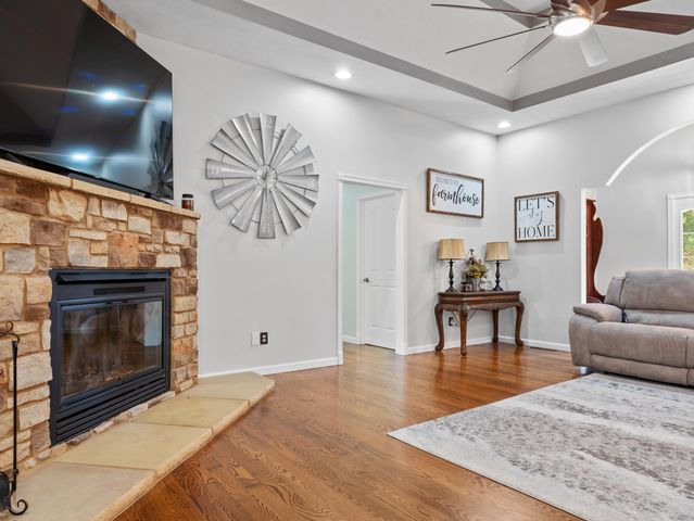 1199 N Sha-Ree Lane, Bolivar, MO 65613