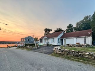 6 10th Avenue, Waterford, CT 06385
