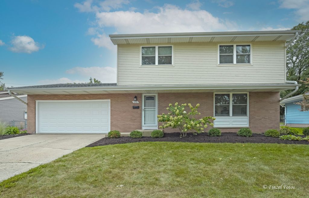 1713 Oak Street, St. Charles, IL 60174