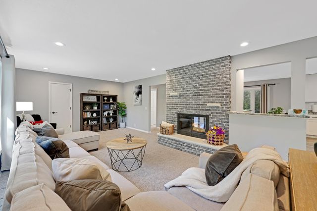 14104 Knollway Drive N, Minnetonka, MN 55305