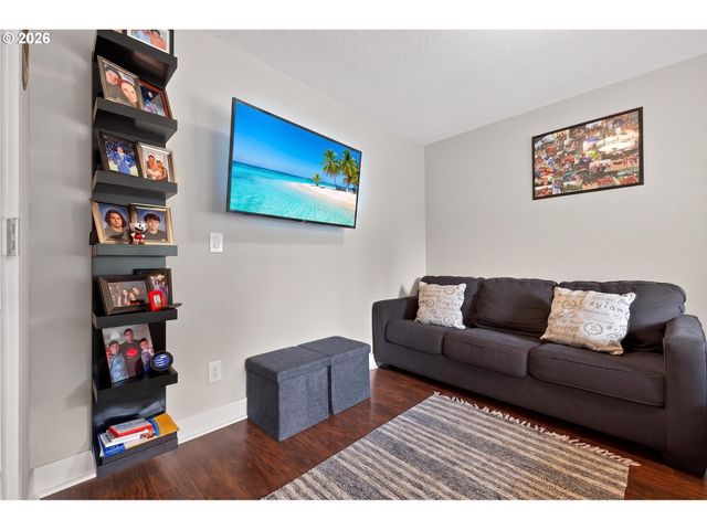 2264 Se SINGING WOODS Dr, Hillsboro, OR 97123