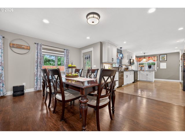 2264 Se SINGING WOODS Dr, Hillsboro, OR 97123