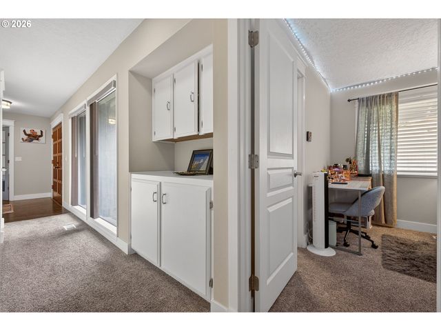 2264 Se SINGING WOODS Dr, Hillsboro, OR 97123