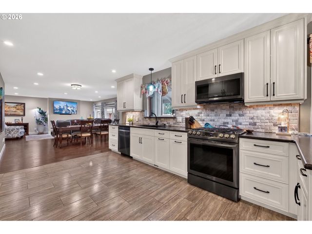 2264 Se SINGING WOODS Dr, Hillsboro, OR 97123