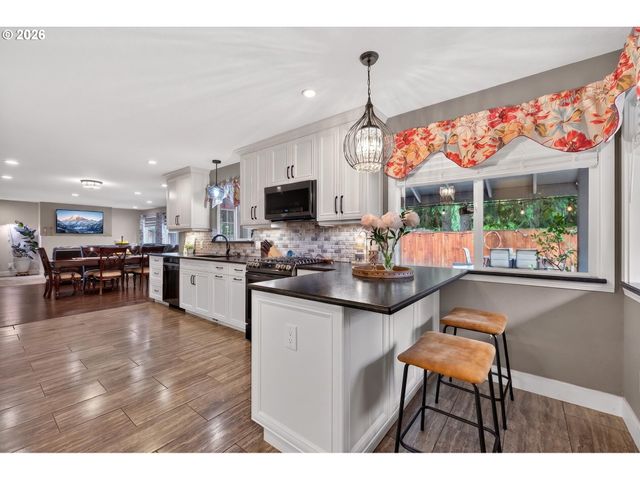 2264 Se SINGING WOODS Dr, Hillsboro, OR 97123