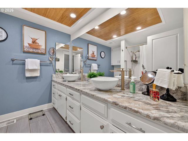 2264 Se SINGING WOODS Dr, Hillsboro, OR 97123