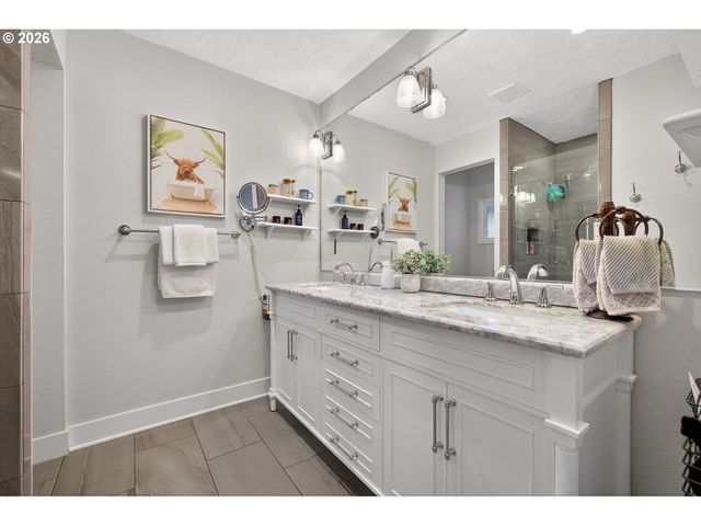 2264 Se SINGING WOODS Dr, Hillsboro, OR 97123