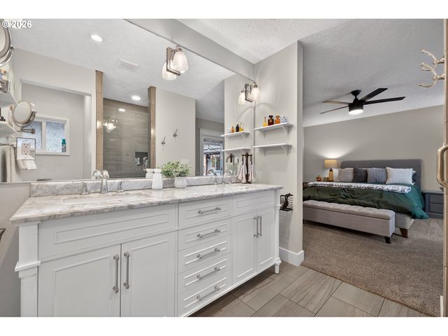 2264 Se SINGING WOODS Dr, Hillsboro, OR 97123