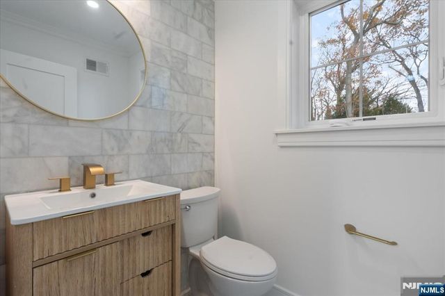 18 Clinton Place, Woodcliff Lake, NJ 07677