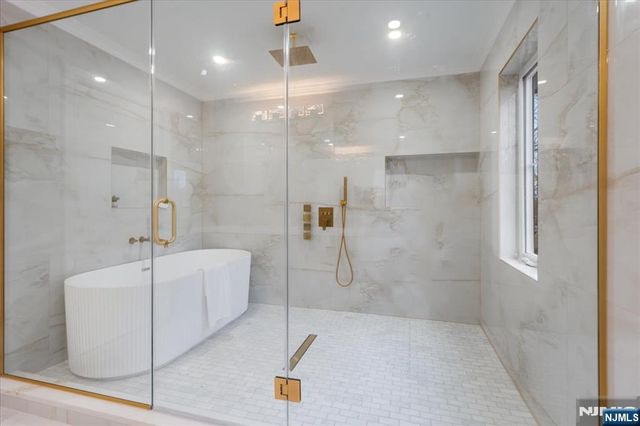 18 Clinton Place, Woodcliff Lake, NJ 07677