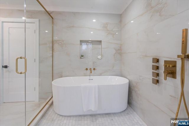 18 Clinton Place, Woodcliff Lake, NJ 07677