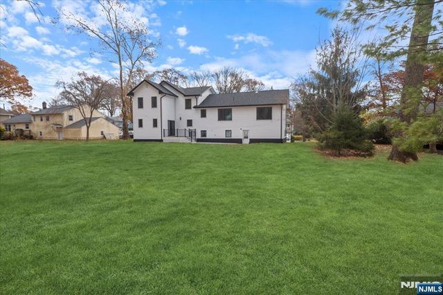 18 Clinton Place, Woodcliff Lake, NJ 07677