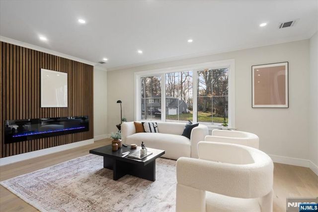 18 Clinton Place, Woodcliff Lake, NJ 07677