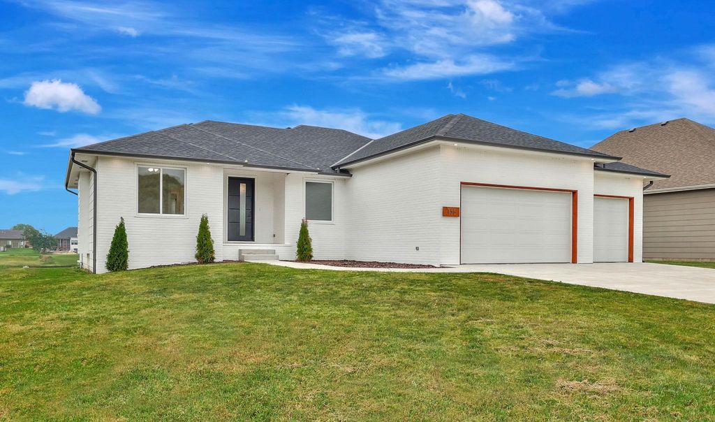 156 S BlueBells Court, Garden Plain, KS 67050