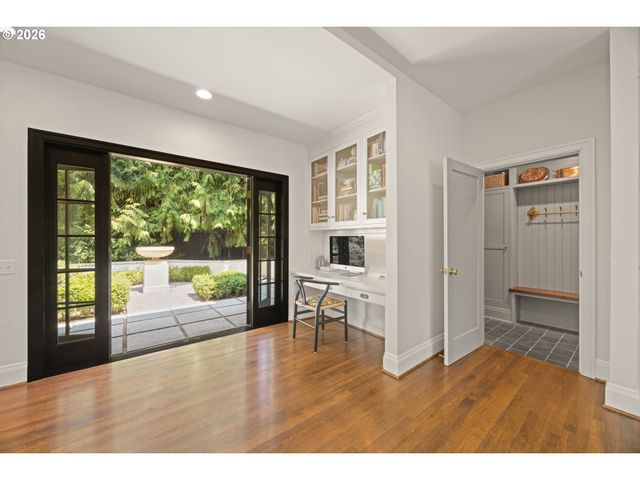 4061 Sw GREENLEAF Dr, Portland, OR 97221