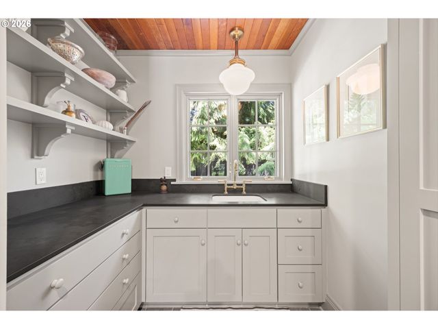 4061 Sw GREENLEAF Dr, Portland, OR 97221