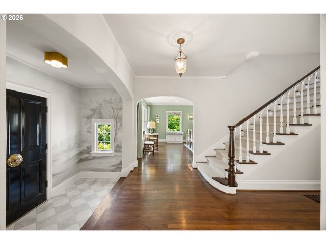 4061 Sw GREENLEAF Dr, Portland, OR 97221