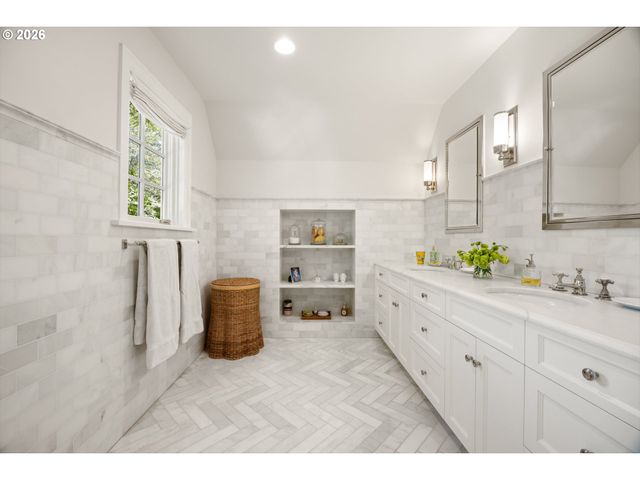 4061 Sw GREENLEAF Dr, Portland, OR 97221