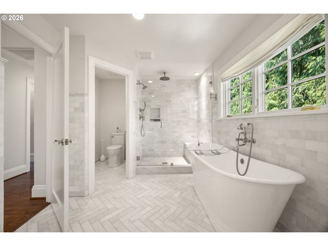 4061 Sw GREENLEAF Dr, Portland, OR 97221