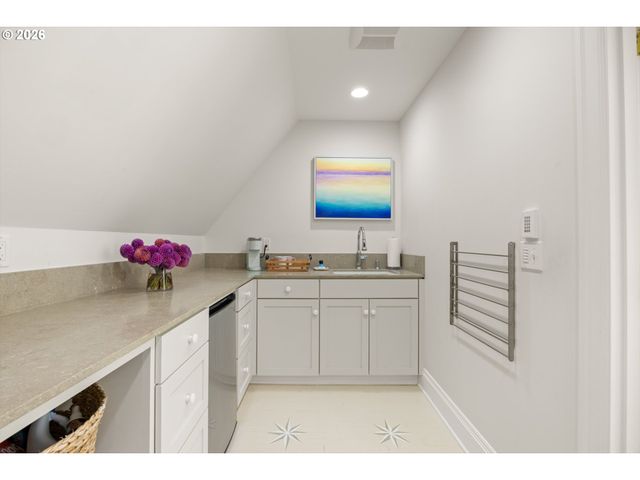 4061 Sw GREENLEAF Dr, Portland, OR 97221