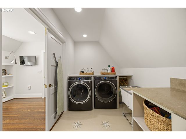 4061 Sw GREENLEAF Dr, Portland, OR 97221