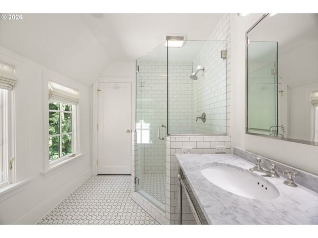 4061 Sw GREENLEAF Dr, Portland, OR 97221