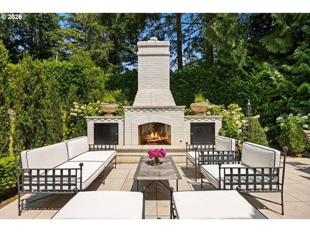 4061 Sw GREENLEAF Dr, Portland, OR 97221