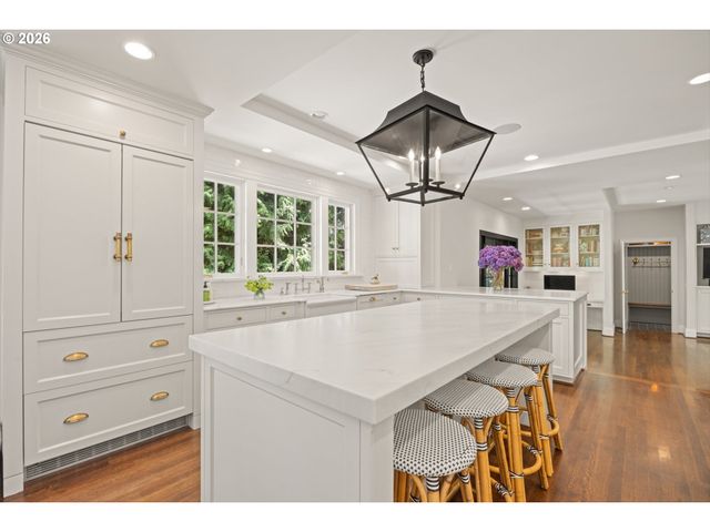 4061 Sw GREENLEAF Dr, Portland, OR 97221