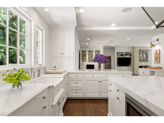 4061 Sw GREENLEAF Dr, Portland, OR 97221
