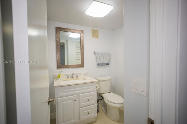 16100 Golf Club Rd 202, Weston, FL 33326