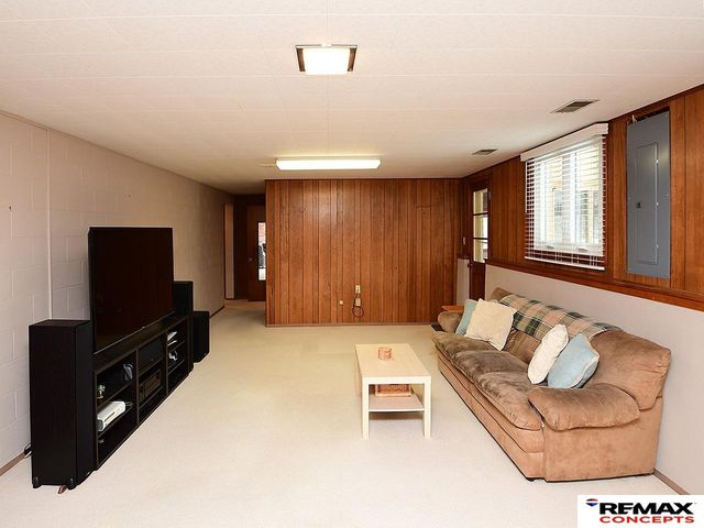 1127 Mulder Drive, Lincoln, NE 68510