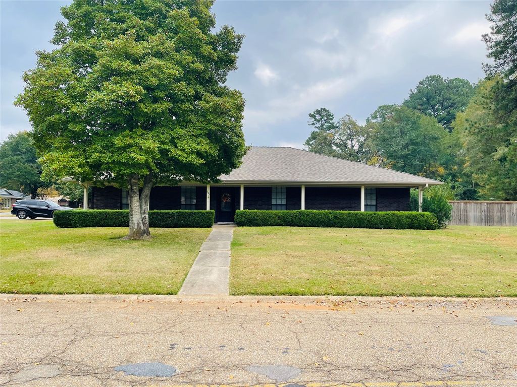 805 10th Street NW, Springhill, LA 71075