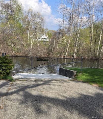 9100 Pittsfield Street, Commerce Twp, MI 48382